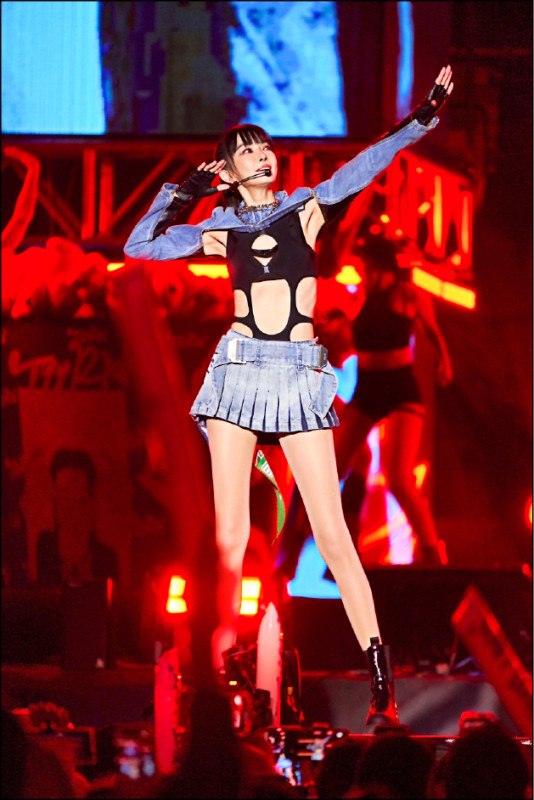 謝金燕大方展現身材，穿著洞洞裝壓軸登場。（台東縣政府提供）