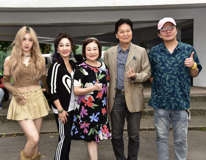 曹晶晶（左起）、曹金鈴、文香、劉尚謙、曾治豪共同為公益活動獻愛。（臺北市桔色關懷協會提供）