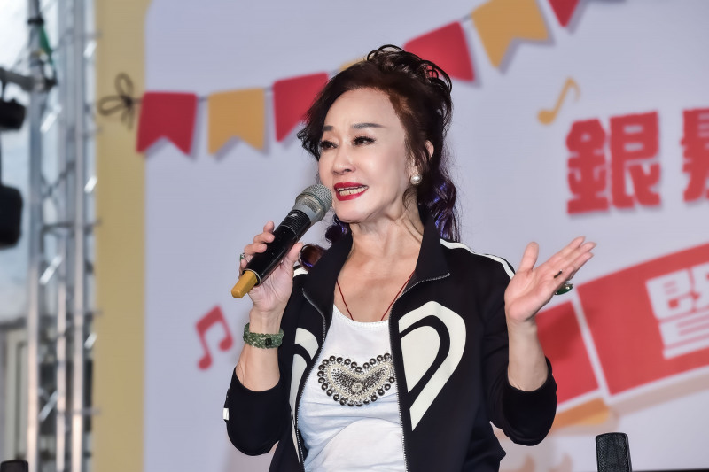 曹金鈴覺得每個人都可以學習優雅的老去。（臺北市桔色關懷協會提供）