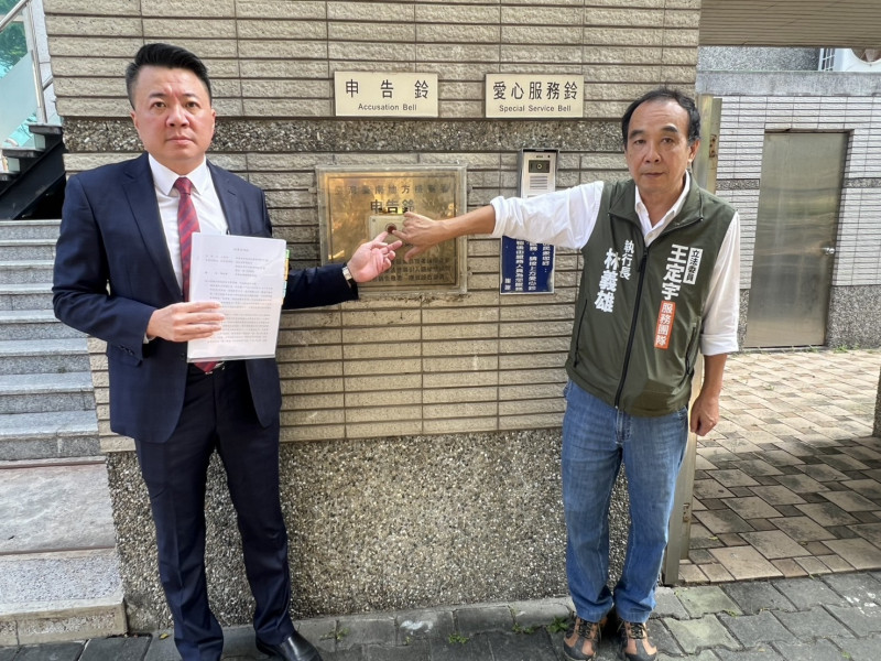 立委王定宇委請律師江信賢（左）到台南地檢署，按鈴控告葛斯齊涉妨害名譽。（立委王定宇服務處提供）
