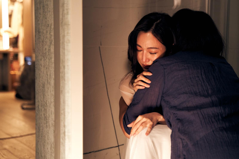 曾莞婷拍攝《影后》殺青戲前，導演嚴藝文抱著她打氣。（翻攝自臉書）