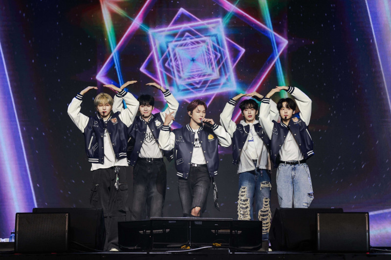 「ONEUS」抒澔（左起）、建熙、LEE DO、XION、煥雄二度來台演出。（SHOW Office提供）