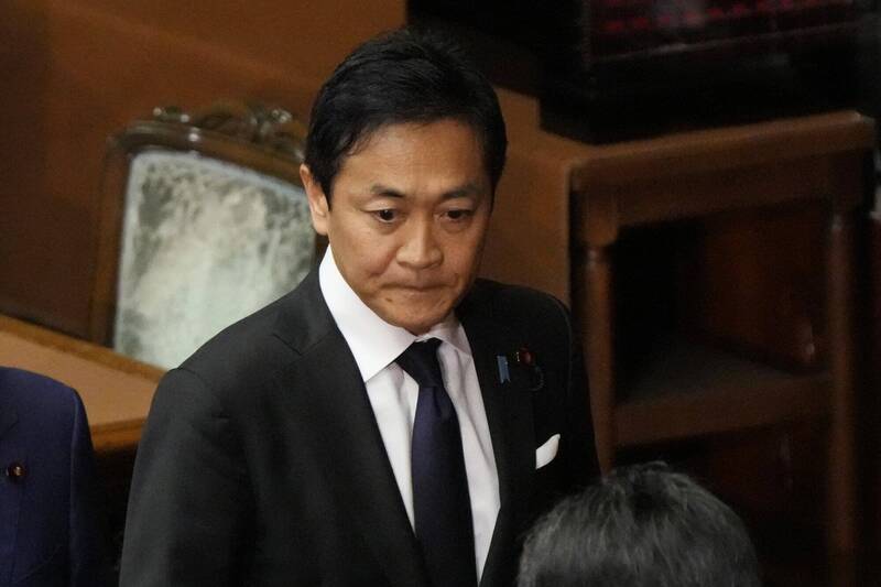 現年55歲的日本國民民主黨主席玉木雄一郎召開記者會道歉。（美聯社）