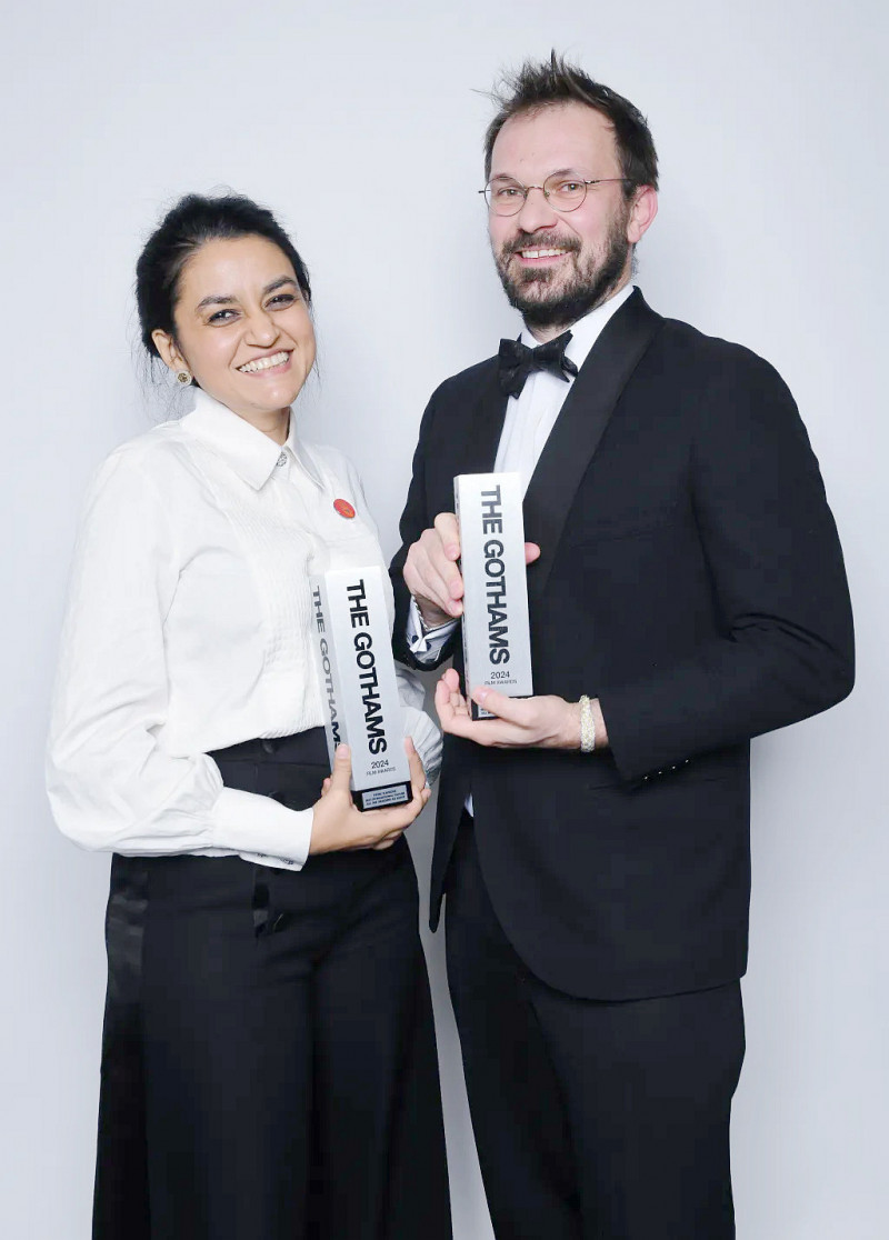 《你是我眼中的那道光》導演帕亞爾卡帕迪亞（左）與製片湯瑪斯哈基姆一同領獎。（海鵬提供）