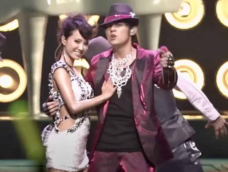 周杰倫（右）2010年《超時代》 巡演台北場，邀來蔡依林一同演出〈給我一首歌的時間〉。（翻攝自YouTube）