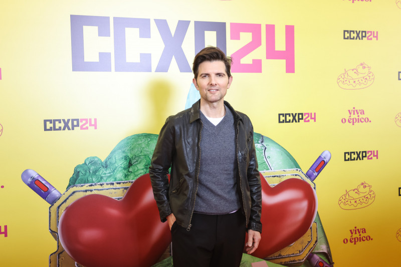 亞當史考特在《人生切割術》第2季被捲入更深的黑暗漩渦。（Apple TV+ 提供）