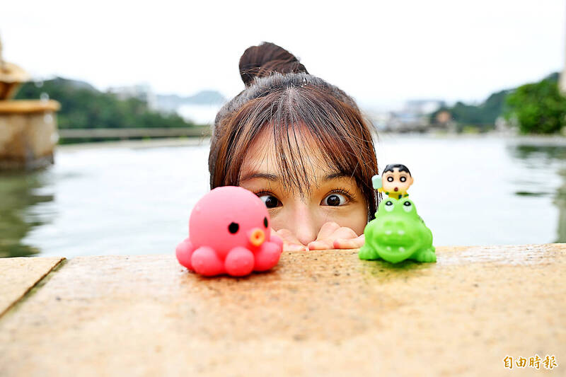 林岱縈帶著小夥伴蠟筆小新、章魚哥、鱷魚弟一起快樂泡湯。（記者胡舜翔攝）