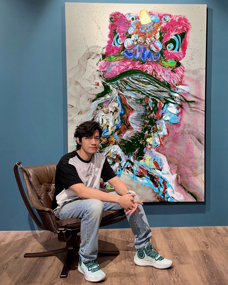 曾偉昌藝術家與作品水墨畫《粉紅獅》。（衛山拍賣提供）