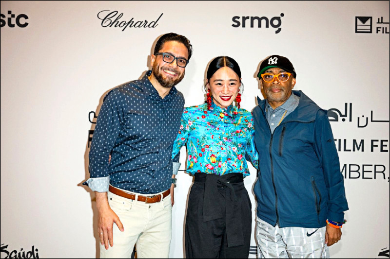 吳可熙與好萊塢大導演史派克李（右）、好萊塢導演暨視覺特效哈姆扎詹久姆（左）合影，史派克李紳士的要她站中間。（CAA提供）