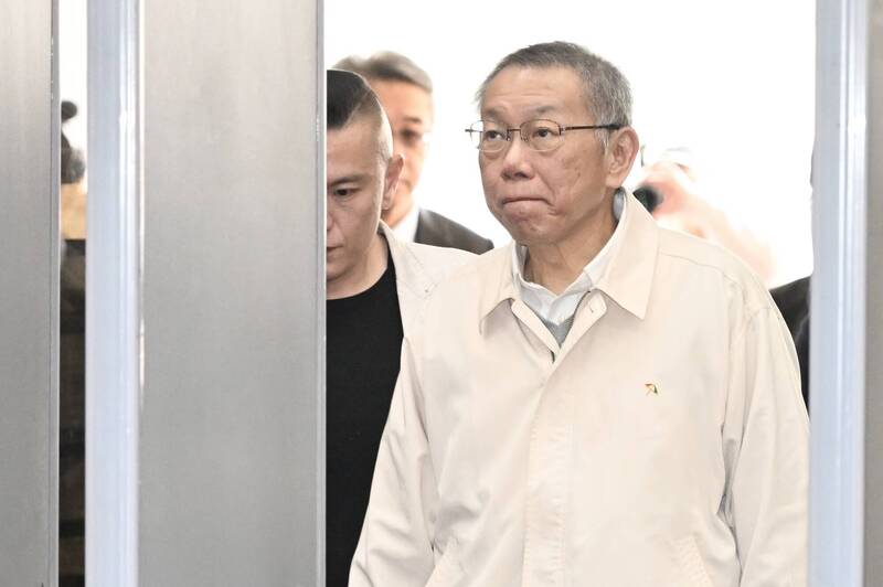 柯文哲淪戴電子腳鐐  被嗆滿口混話小丑