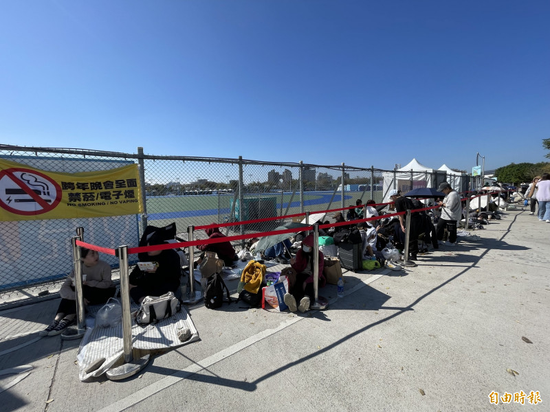 台中跨年今晚6點登場，追星人搶排露天睡4天等睹偶像風采。（記者蘇孟娟攝）