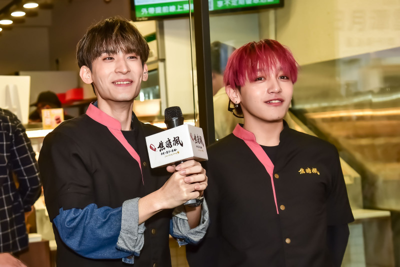 (左)雨哲、小潘當一日店長魅力無法擋。(焦糖楓提供)