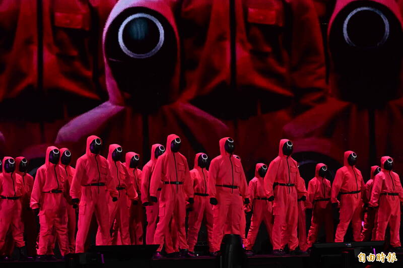 《魷魚遊戲》的守衛者驚喜登台。（記者胡舜翔攝）