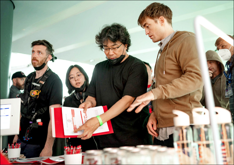 奉俊昊（右二）和羅勃派汀森（右）合作新片《米奇17號》，兩人將一同在韓國展開宣傳。（達志影像）