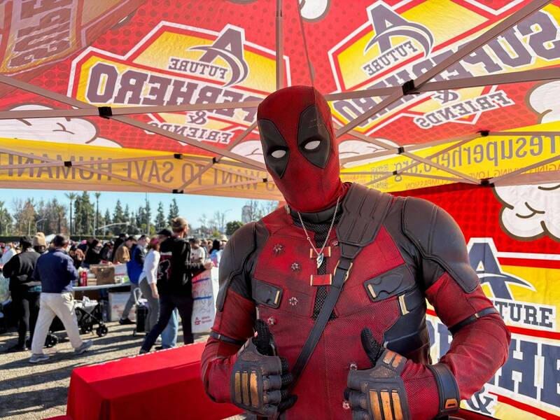 慈善家尤里威廉斯穿著死侍服裝為洛杉磯野火受災者進行募款。（路透）