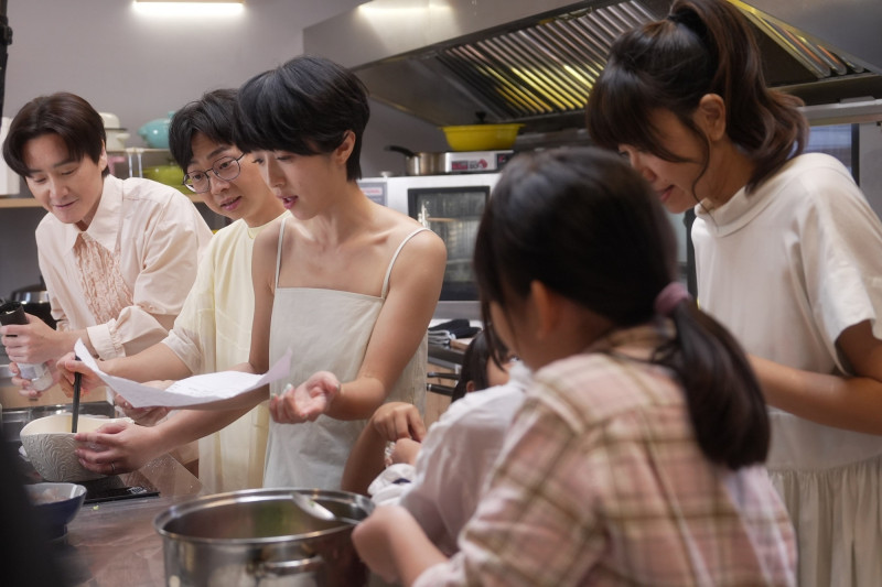 旺福拍攝《呷飽未》MV，挑戰做美食。（旺福愛你提供）