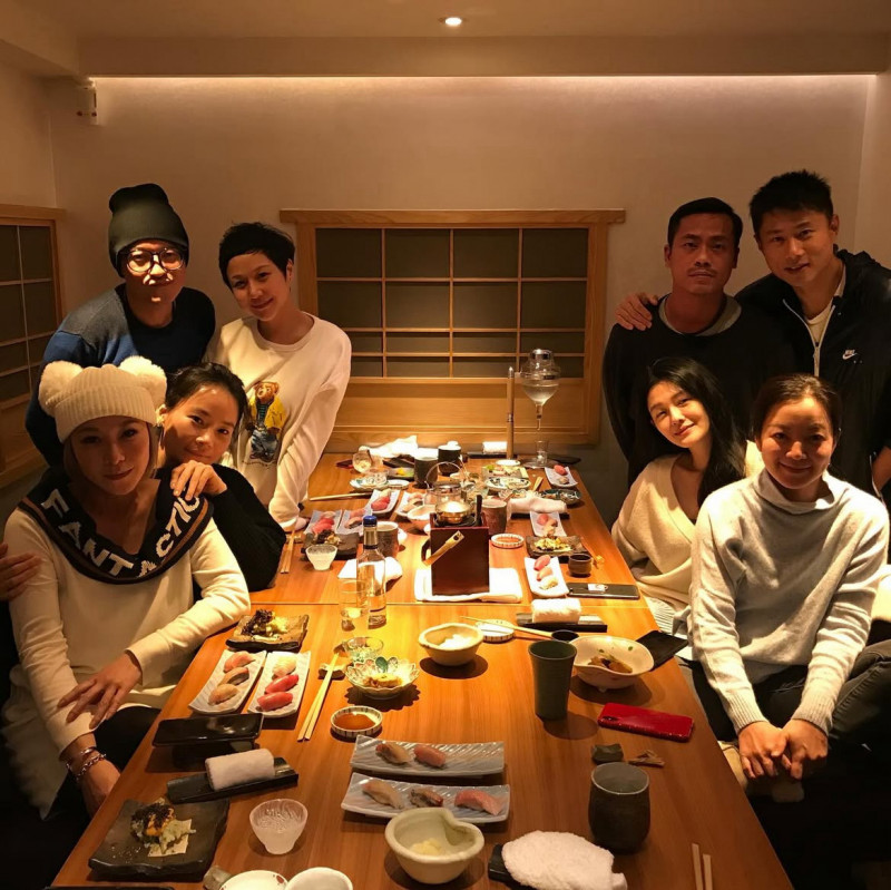 小刀曬出高中同學聚會照片。（翻攝自IG）