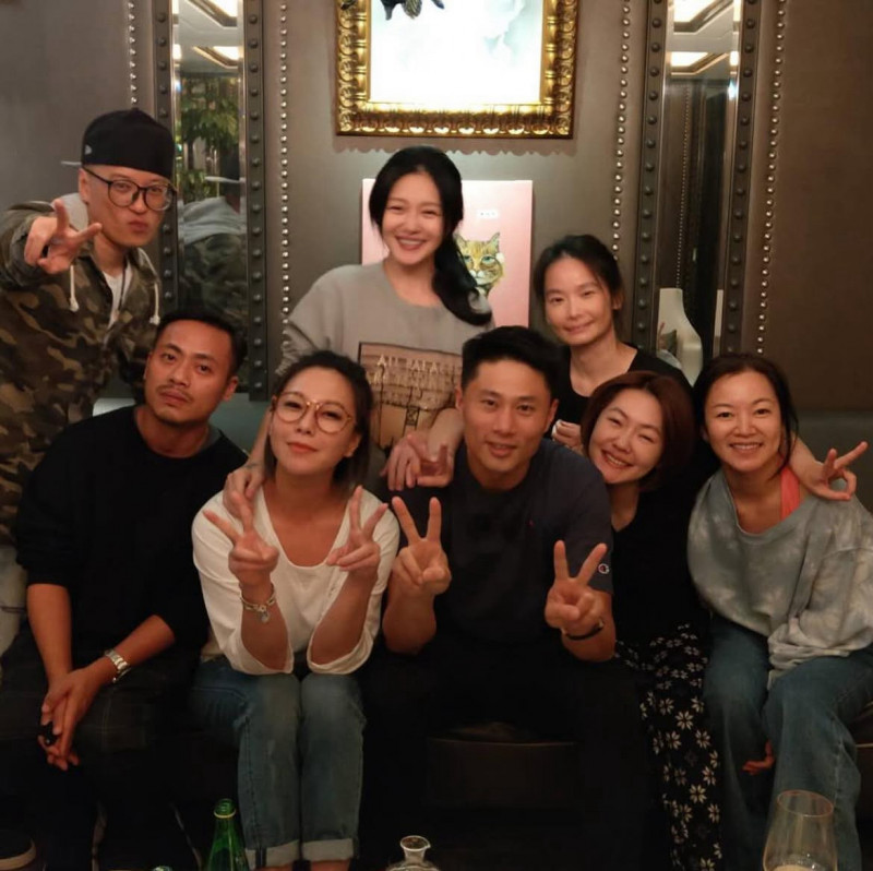 小刀曬出高中同學聚會照片。（翻攝自IG）