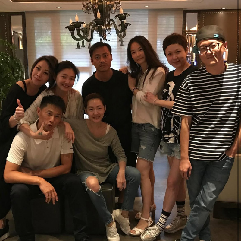 小刀曬出高中同學聚會照片。（翻攝自IG）