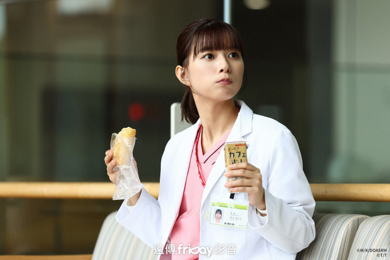 芳根京子在《小圓26歲，是名實習醫生！》中，給人櫻桃小丸子般的樂天感。（friDay影音提供）