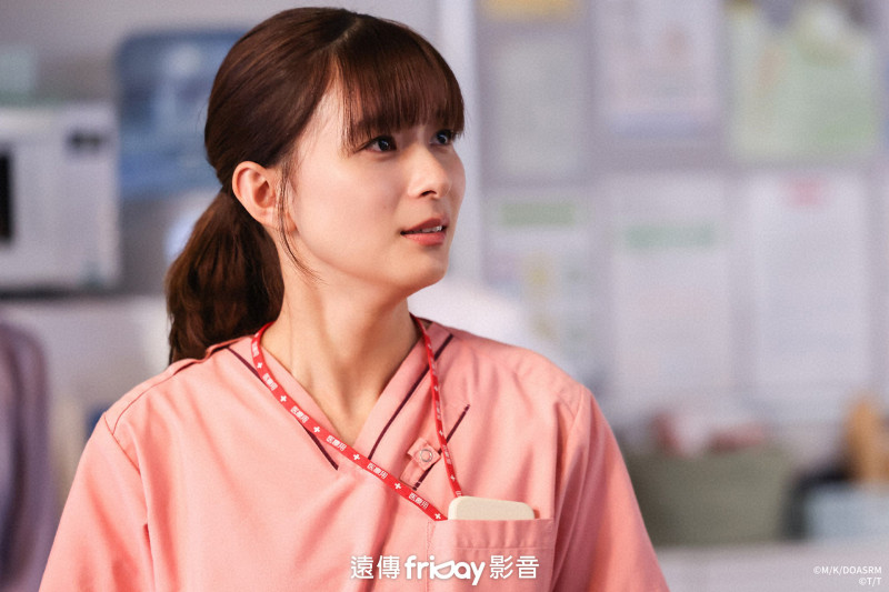 芳根京子在《小圓26歲，是名實習醫生！》中飾演帶點傻氣又不失善良的實習醫生，和她以往所飾演的人物有很大的不同。（friDay影音提供）