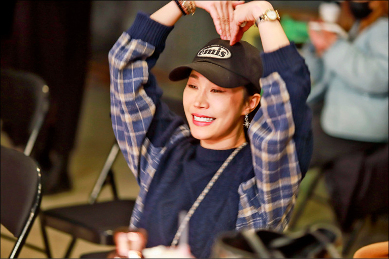 黃露瑤對黃西田示愛。（民視提供）