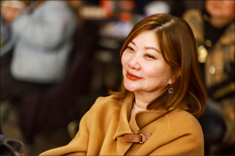 黃西田講到當年欠債艱苦的時期，老婆陳靜子（圖）一旁力挺。（民視提供）