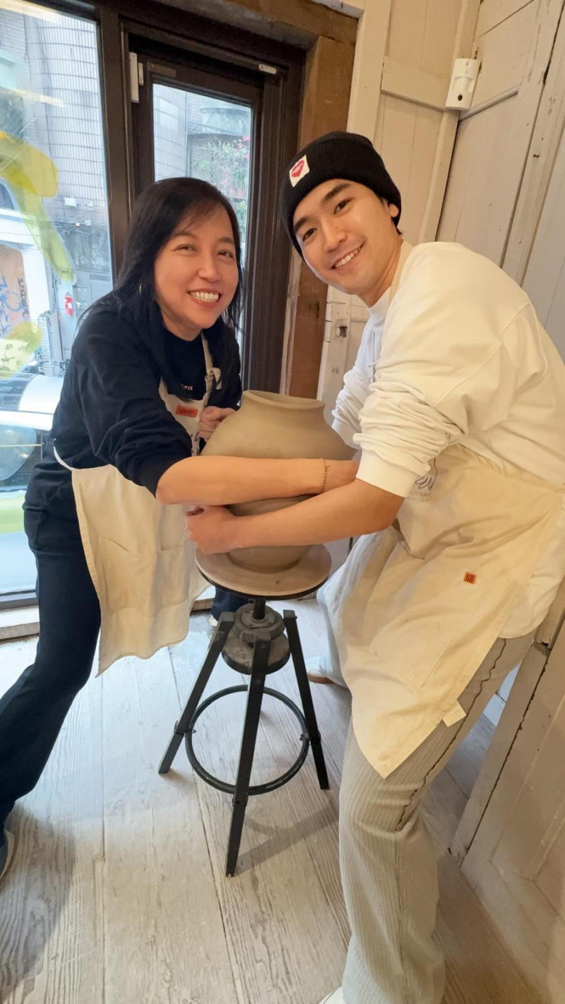 涂善存（右）和經紀人Vicky 透過兩人一起的擁抱，在陶土瓶上留下獨一無二的形狀。（佳葳娛樂提供）