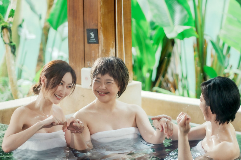 林嘉俐（中）在《祕書俱樂部》飾演的祕書機智扭轉局勢，左為曾莞婷，右為賴雅妍。（TVBS提供）