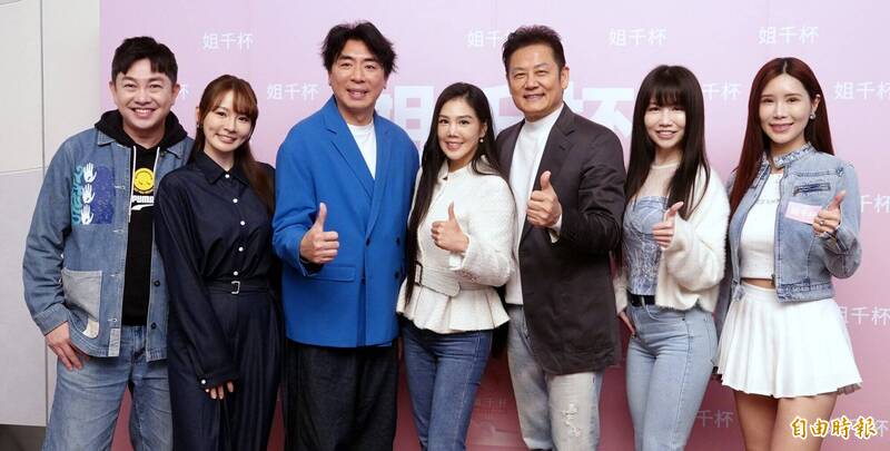 楊晨熙今出席自家新產品上市發表會，（左起）李明川、林莎、梁赫群、楊晨熙、徐乃麟、小帆、沐妍。（記者潘少棠攝）