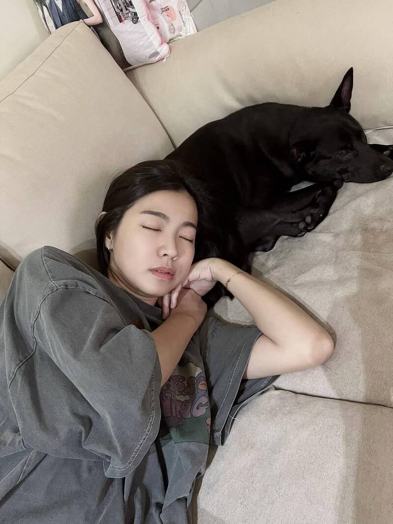 一早她田曬和愛犬黑寶甜蜜同框。（翻攝自米可白臉書）