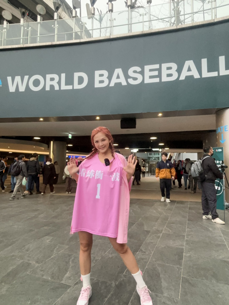 台灣棒球熱！女星秀雙球不怕「網內互打」 借助王齊麟聲勢幫高調 - 自由娛樂
