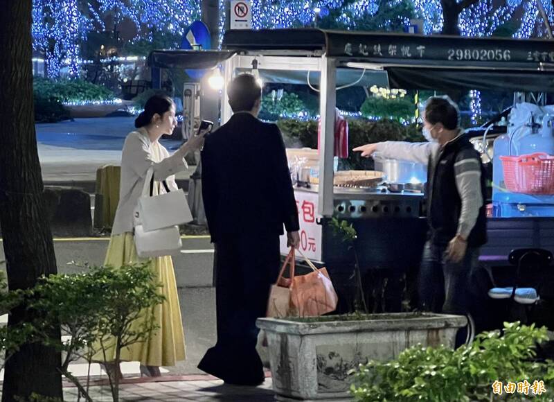 （獨家直擊）豪華婚禮沒吃飽？李千娜偕尪早退 路邊買花生全為「他」 - 自由娛樂