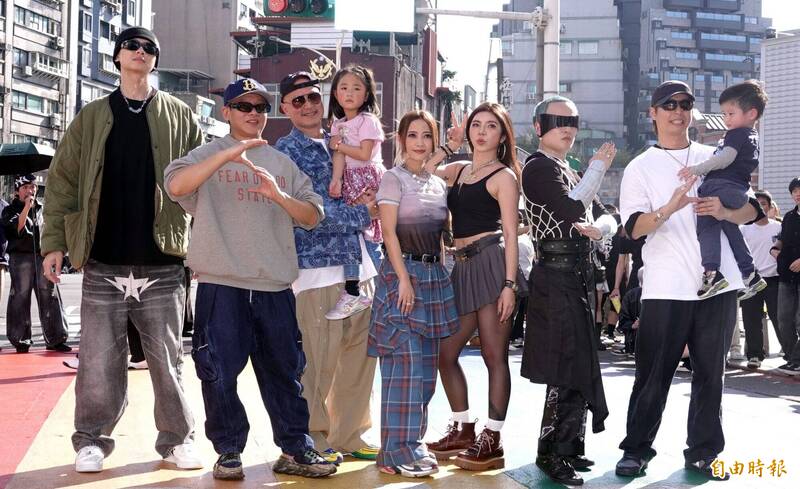 金陽（左起）、李康生、張瑞哲、黃美珍、NIKE、徐百川和田一德留影合照。（記者潘少棠攝）