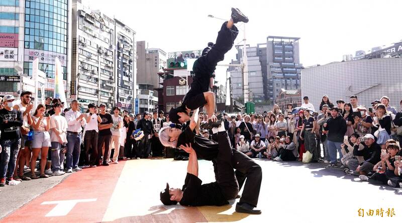 野生「金馬影帝」現身西門熱舞 斜頸症復發後近況曝光 - 自由娛樂