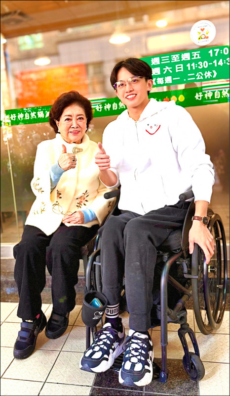 陳淑芳（左）和大三學生黃建方飯後合照，兩人聊桌球不亦樂乎。（翰森娛樂提供）