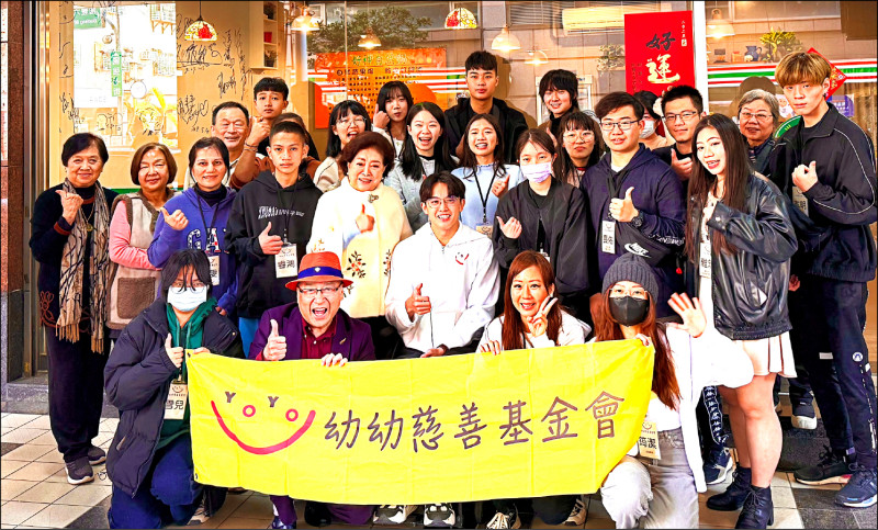 陳淑芳（第二排中）和20位清寒大學生共進午餐，希望號召更多民眾一起出錢出力。（翰森娛樂提供）