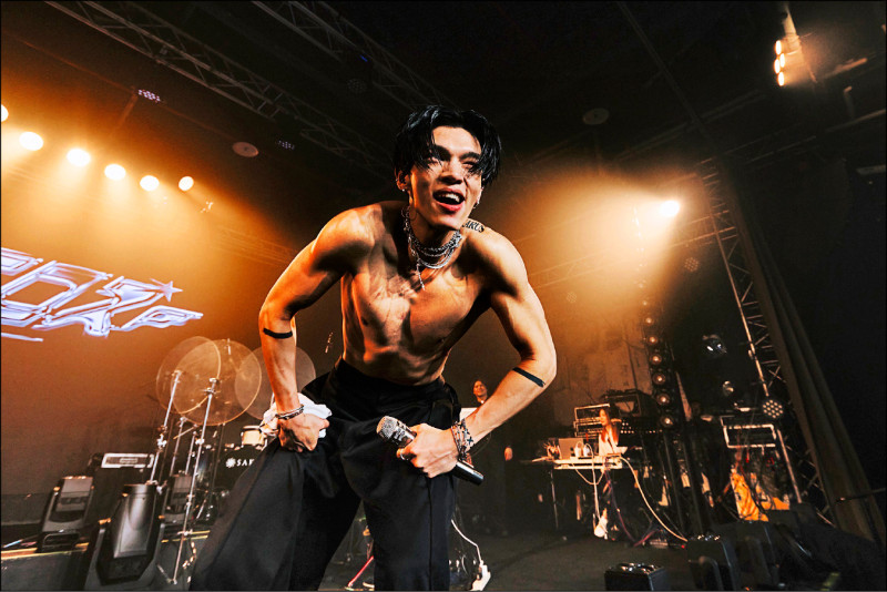 KIRE性感嗨唱 猛男秀寵女粉 - 自由娛樂