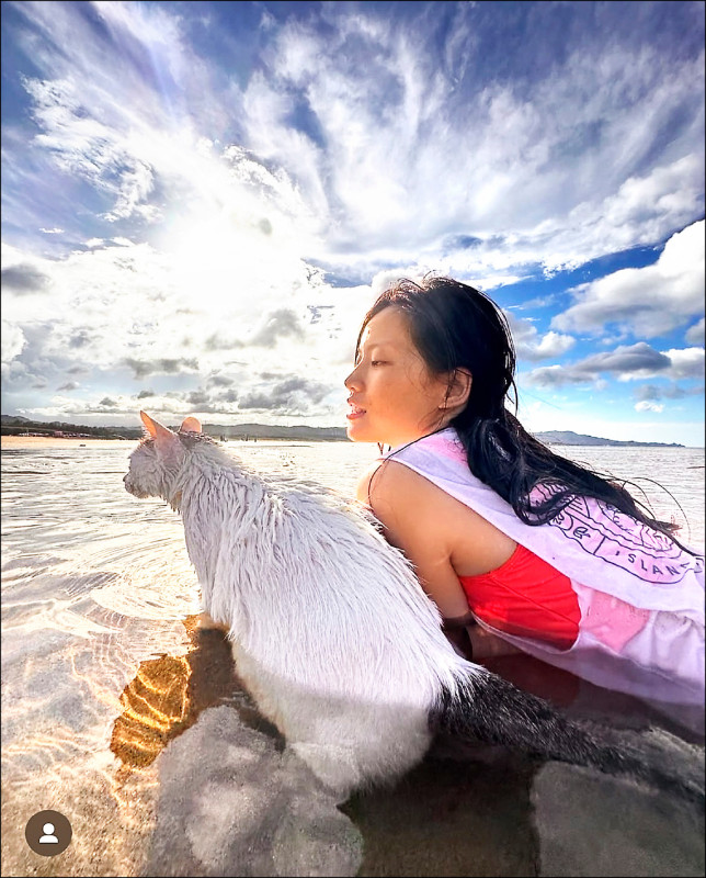 吳汶芳的愛貓吳悠會陪她一起去衝浪。（理響音樂提供）