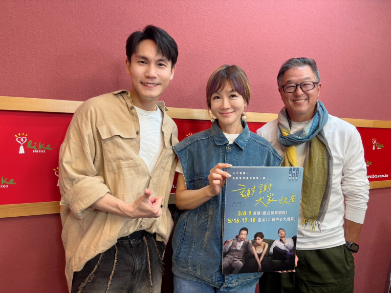 王偉忠(右)、周定緯(左)至《欸!我說到哪裡了?》接受高怡平(中)訪問。(金星文創提供)