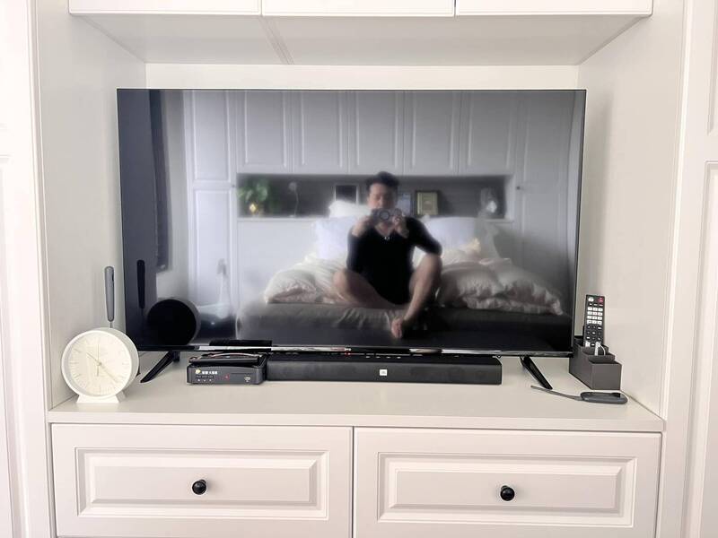 氣象主播王軍凱床上衣衫不整  話題全開大聊「嘰嘰叫」 - 自由娛樂