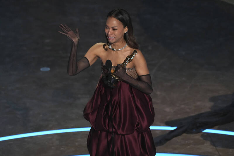 奧斯卡得獎名單》不斷更新！《璀璨女人夢》柔伊莎達娜奪女配角 上台淚崩哭喊：媽咪 - 自由娛樂