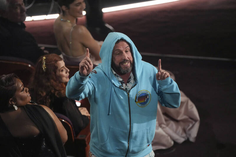 奧斯卡》亞當山德勒鬧場？嗆主持人：為什麼故意羞辱我 - 自由娛樂