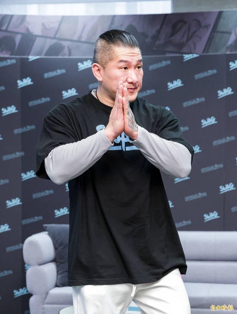 館長笑說擔心身體起反應是一定，所以當下會在心裡默念佛經。（記者王文麟攝）