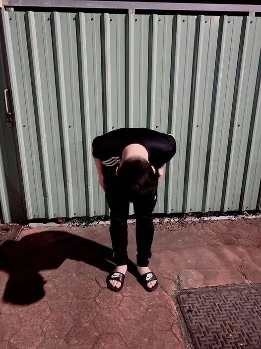 疲老闆在官方社群發出鞠躬道歉的照片，以示誠意。（翻攝自臉書）