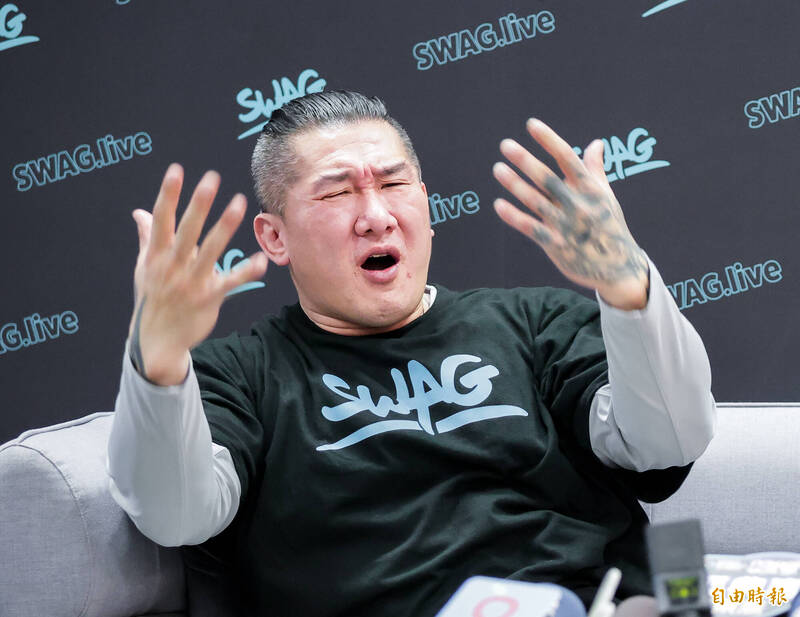 館長加入成人平台SWAG直播行列。（記者王文麟攝）