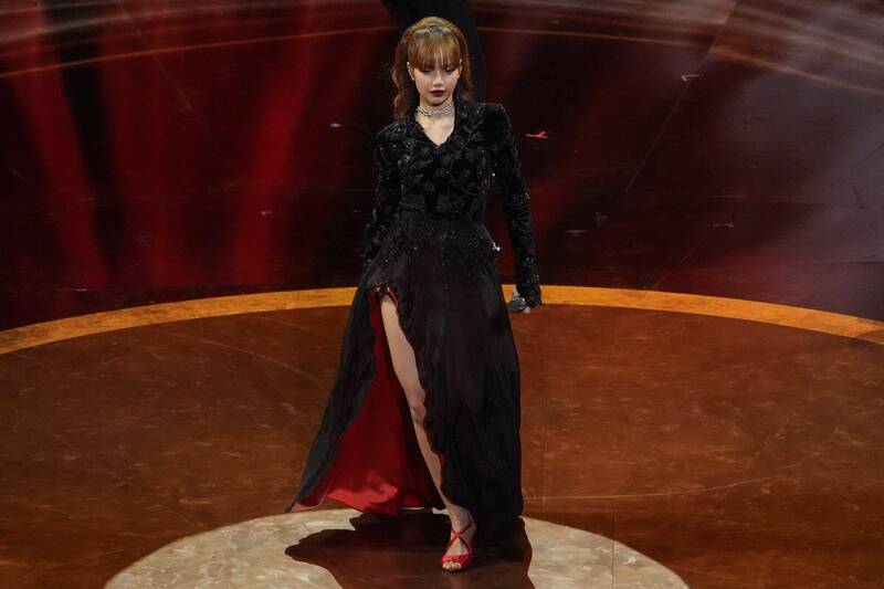 奧斯卡》Lisa化身007龐德女神！吊鋼絲從天而降致敬 - 自由娛樂