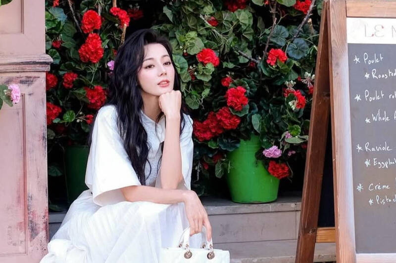 最美「星女郎」出爐？ 傳周星馳找迪麗熱巴合作《女足》 - 自由娛樂