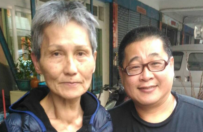 花崗校友校門前舉牌聲援   焦糖哥哥發文挺葉霸 - 自由娛樂