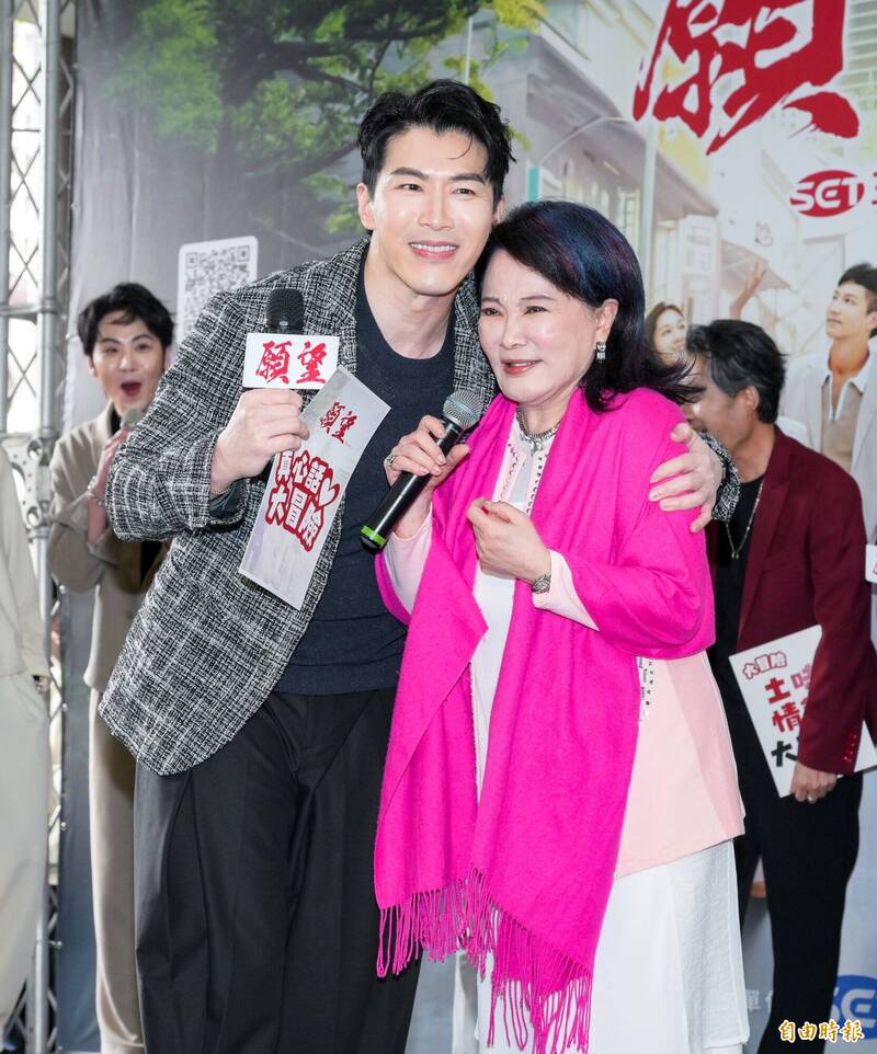 黃少祺當眾狂撩張琴，卻被張琴有趣回嗆。（記者王文麟攝）